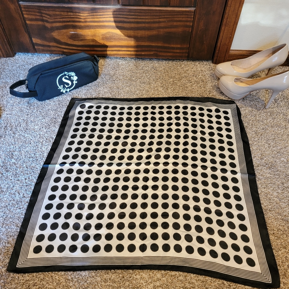 Black and white Silk Like scarf - Picture 5 of 10